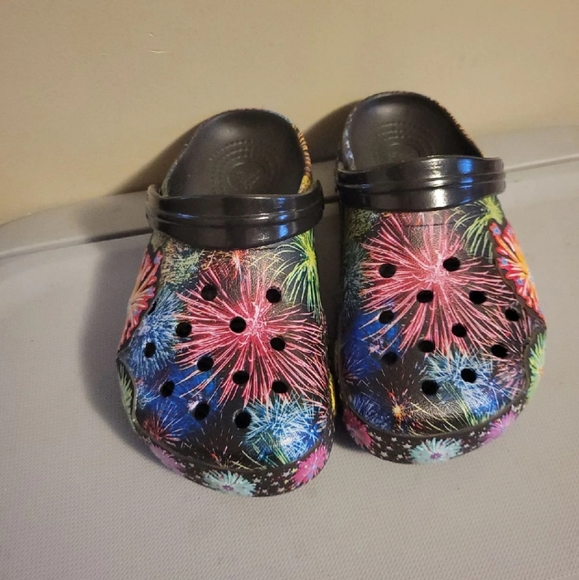 W6 Crocs - Picture 2 of 5